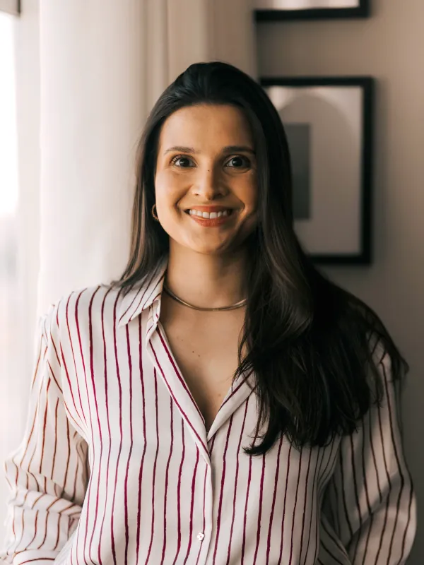 Foto de busto da doutora Luiza Oliveira.